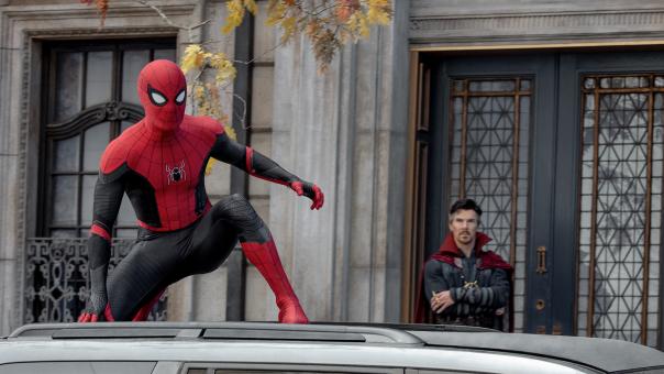 Spider-Man und Doctor Strange (BENEDICT CUMBERBATCH) in Sony Pictures' SPIDER-MAN: NO WAY HOME.
