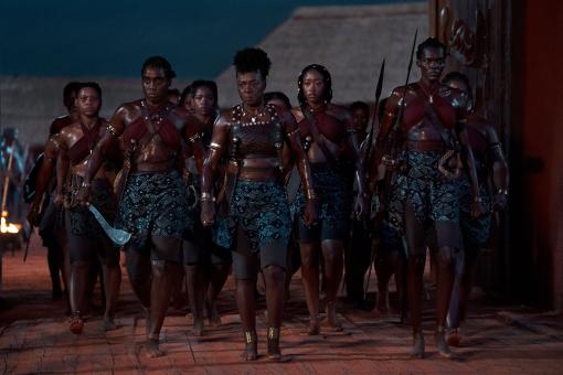 Lashana Lynch, Viola Davis, Shelia Atim (vorne, v.l.n.r.) und Sisipho Mbopa, Lone Motsomi, Chioma Umeala (2. Reihe, v.l.n.r.) in Sony Pictures‘ The Woman King