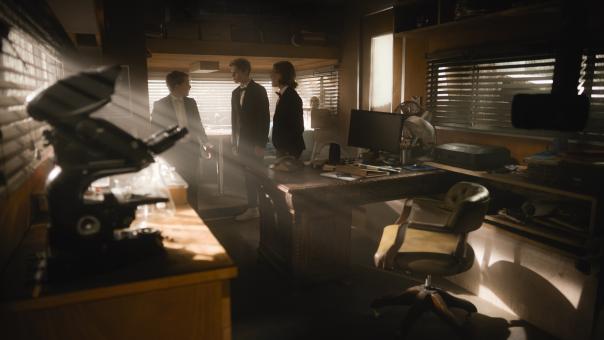 V.l.n.r.: Die drei ??? Peter Shaw (NEVIO WENDT), Bob Andrews (LEVI BRANDL) und Justus Jonas (JULIUS WECKAUF) teilen sich in dem alten Schloss in Transsilvanien ein Zimmer in Sony Pictures' DIE DREI ??? - ERBE DES DRACHEN.