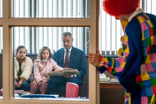 V.l.n.r.: Luna (Christiana Montoya), Abbie (Alessandra Perez) und Otto (Tom Hanks) in Sony Pictures‘ EIN MANN NAMENS OTTO.