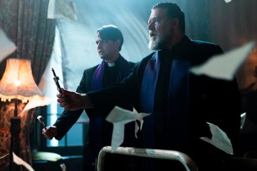 Pater Esquibel (Daniel Zovatto) und Pater Gabriele Amorth (Russell Crowe) in Sony Pictures' THE POPE’S EXORCIST.