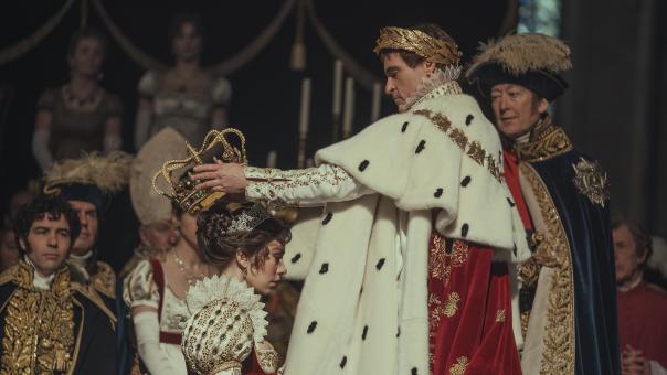 Joaquin Phoenix als Napoleon Bonaparte und Vanessa Kirby als Kaiserin Joséphine in Apple Original Films' und Sony Pictures' NAPOLEON Foto von Aidan Monaghan ©2023 Apple