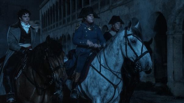 Paul Barras (Tahar Rahim, links) und Napoleon (Joaquin Phoenix, Mitte) bereiten sich auf den nächtlichen Angriff in Apple Original Films‘ NAPOLEON vor, der von Sony Pictures in die Kinos gebracht wird. ©2023 Apple