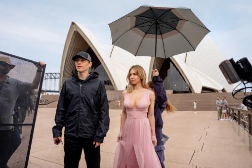 Sydney Sweeney und Regisseur Will Gluck am Set von Sony Pictures‘ WO DIE LÜGE HINFÄLLT. © 2023 CTMG, Inc. All Rights Reserved. 