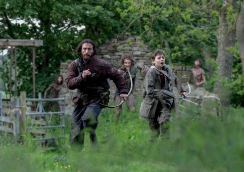 Jamie (Aaron Taylor-Johnson) und sein Sohn Spike (Alfie Williams) in Sony Pictures' 28 YEARS LATER. © 2024 CTMG, Inc. All Rights Reserved. 