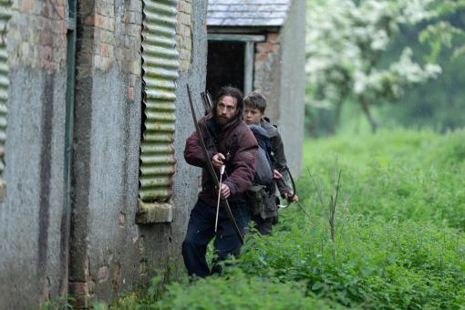 Jamie (Aaron Taylor-Johnson) und sein Sohn Spike (Alfie Williams) in Sony Pictures' 28 YEARS LATER.  © 2025 CTMG, Inc. All Rights Reserved.