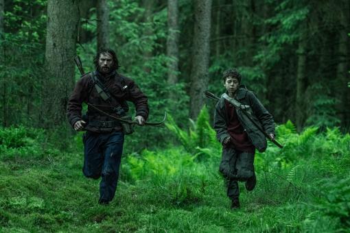 Jamie (Aaron Taylor-Johnson) und sein Sohn Spike (Alfie Williams) in Sony Pictures' 28 YEARS LATER.  © 2025 CTMG, Inc. All Rights Reserved.