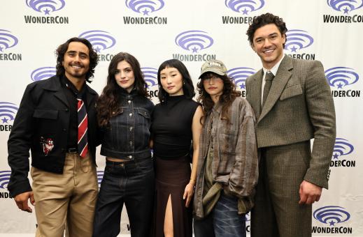 ANAHEIM, KALIFORNIEN - 29. MÄRZ: (v.l.n.r.) Michael Cimino, Ella Rubin, Ji-young Yoo, Odessa A’zion und Belmont Cameli für "Until Dawn" auf der WonderCon 2025 am 29. März 2025 in Anaheim, Kalifornien. Foto von Eric Charbonneau/Sony Pictures via Getty Images