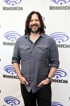ANAHEIM, KALIFORNIEN - 29. MÄRZ: Produzent und Drehbuchautor Gary Dauberman für "Until Dawn" auf der WonderCon 2025 am 29. März 2025 in Anaheim, Kalifornien. Foto von Eric Charbonneau/Sony Pictures via Getty Images
