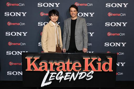 Ben Wang und Ralph Macchio auf der CinemaCon 2025 zum Film KARATE KID: LEGENDS © 2025 Eric Charbonneau