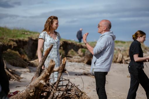  Jodie Comer und Regisseur Danny Boyle bei den Dreharbeiten zu Sony Pictures' 28 YEARS LATER. © 2024 CTMG, Inc. All Rights Reserved.