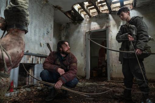 Jamie (Aaron Taylor-Johnson) und sein Sohn Spike (Alfie Williams) in Sony Pictures' 28 YEARS LATER. © 2024 CTMG, Inc. All Rights Reserved.