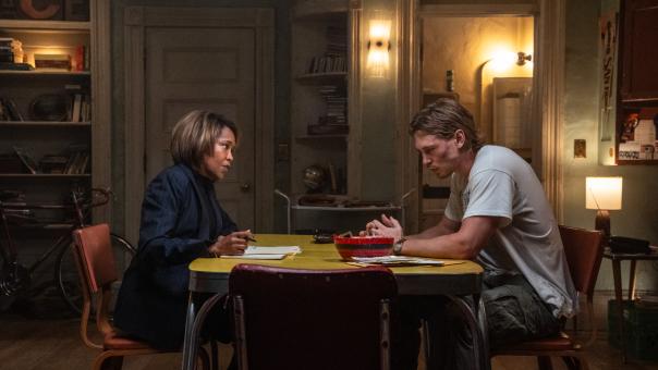 Roman (Regina King) setzt sich mit Hank (Austin Butler) zusammen, um einige Antworten in Sony Pictures' CAUGHT STEALING zu erhalten. Foto von: Niko Tavernise © 2024 CTMG, Inc. All Rights Reserved.