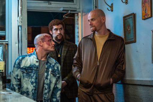  (V.l.n.r.) Pavel (Nikita Kukushkin), Colorado (Bad Bunny) und Aleksei (Yuri Kolokolnikov) besuchen Hank in Columbia Pictures' CAUGHT STEALING. Foto von: Niko Tavernise © 2024 CTMG, Inc. All Rights Reserved.
