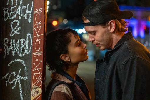 Yvonne (Zoë Kravitz) und Hank (Austin Butler) zusammen vor einer New York Bar in Sony Pictures' CAUGHT STEALING. Foto von: Niko Tavernise © 2024 CTMG, Inc. All Rights Reserved.