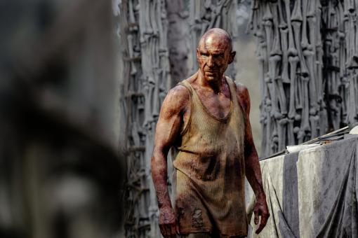  Dr. Kelson (Ralph Fiennes) in Sony Pictures' 28 YEARS LATER. © 2025 CTMG, Inc. All Rights Reserved.