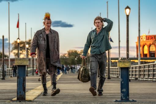 Russ (Matt Smith) und Hank (Austin Butler) machen sich auf in Sony Pictures' CAUGHT STEALING. Foto von Niko Tavernise © 2024 CTMG, Inc. All Rights Reserved.