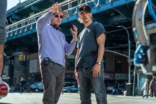 Regisseur Darren Aronofsky und Austin Butler am New Yorker Set von Sony Pictures' CAUGHT STEALING. Foto von Niko Tavernise © 2024 CTMG, Inc. All Rights Reserved.