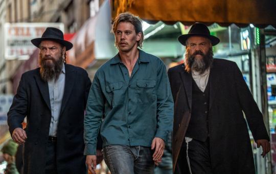 Hank (Austin Butler, Mitte) arbeitet mit Lipa (Liev Schreiber, links) und Shmully (Vincent D'Onofrio, rechts) zusammen, um das versteckte Geld zu finden in Sony Pictures' CAUGHT STEALING. Foto von Niko Tavernise © 2024 CTMG, Inc. All Rights Reserved.