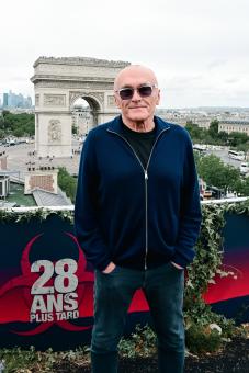 Paris, Frankreich – 02.06.2025 - Regisseur Danny Boyle nimmt am 28 YEARS LATER Paris Photo Call auf The Publicis Terrace in Paris, Frankreich teil. Foto von: Anthony Ghnassia