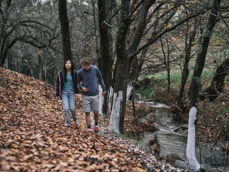 Sora Wong und Billy Barratt in BRING HER BACK (Foto von Ingvar Kenne) © 2024 CTMG, Inc. All Rights Reserved. 