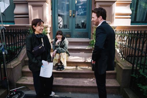  Dakota Johnson, Chris Evans und Regisseurin Celine Song am Set von WAS IST LIEBE WERT – MATERIALISTS © Adore Matchmaking