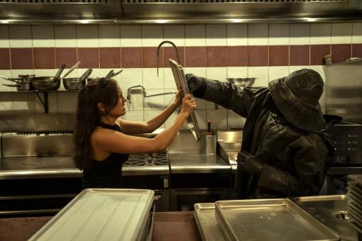 Chase Sui Wonders und der Fischer in Sony Pictures' ICH WEISS, WAS DU LETZTEN SOMMER GETAN HAST © 2024 CTMG, Inc. All Rights Reserved.