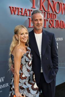 LOS ANGELES, KALIFORNIEN – 14. JULI: Sarah Michelle Gellar und Freddie Prinze Jr. besuchen die Weltpremiere von Sony Pictures' ICH WEISS, WAS DU LETZTEN SOMMER GETAN HAST am 14. Juli 2025 im United Theatre am Broadway in Los Angeles, Kalifornien. (Foto: Eric Charbonneau/Sony Pictures via Getty Images)