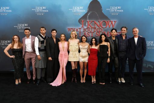 LOS ANGELES, KALIFORNIEN – 14. JULI: (L-R) Jennifer Love Hewitt, Austin Nichols, Tyriq Withers, Jonah Hauer-King, Madelyn Cline, Sarah Pidgeon, Chase Sui Wonders, Jennifer Kaytin Robinson, Gabbriette Bechtel, Sam Lansky, Billy Campbell und Freddie Prinze Jr. besuchen die Weltpremiere von Sony Pictures' ICH WEISS, WAS DU LETZTEN SOMMER GETAN HAST am 14. Juli 2025 im United Theatre am Broadway in Los Angeles, Kalifornien. (Foto: Eric Charbonneau/Sony Pictures via Getty Images)