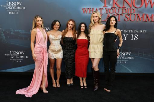 LOS ANGELES, KALIFORNIEN – 14. JULI: Madelyn Cline, Chase Sui Wonders, Jennifer Love Hewitt, Jennifer Kaytin Robinson, Sarah Pidgeon und Gabbriette Bechtel besuchen die Weltpremiere von Sony Pictures' ICH WEISS, WAS DU LETZTEN SOMMER GETAN HAST am 14. Juli 2025 im United Theatre am Broadway in Los Angeles, Kalifornien. (Foto: Eric Charbonneau/Sony Pictures via Getty Images)