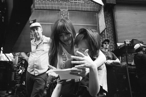 Dakota Johnson mit Celine Song am Set von WAS IST LIEBE WERT – MATERIALISTS Adore Matchmaking LLC