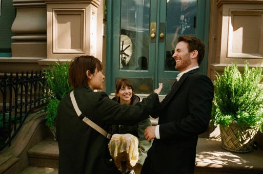 Celine Song, Dakota Johnson und Chris Evans am Set von WAS IST LIEBE WERT – MATERIALISTS Adore Matc...Read More