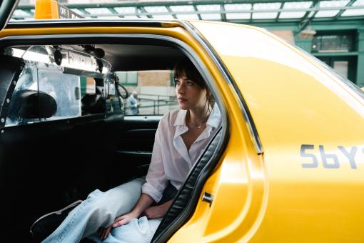Dakota Johnson in WAS IST LIEBE WERT – MATERIALISTS Adore Matchmaking LLC