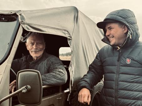 Stephen Lang und Regisseur Jalmari Helander am Set von Sony Pictures' SISU: ROAD TO REVENGE. © 2025 CTMG, Inc. All Rights Reserved. **ALL IMAGES ARE PROPERTY OF SONY PICTURES ENTERTAINMENT INC. FOR PROMOTIONAL USE ONLY. SALE, DUPLICATION OR TRANSFER OF THIS MATERIAL IS STRICTLY PROHIBITED.