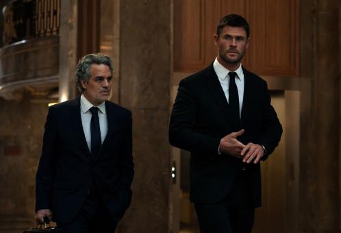 Davis (Chris Hemsworth, rechts) und Lou (Mark Ruffalo, links) in CRIME 101 von Amazon MGM Studios.   © 2026 Amazon MGM Studios Content Services LLC