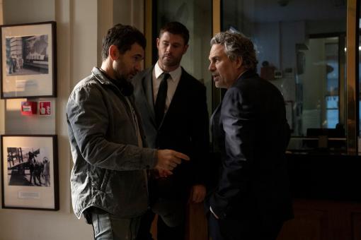 Regisseur Bart Layton, Chris Hemsworth und Mark Ruffalo am Set von „CRIME 101“.   © 2026 Amazon MGM Studios Content Services LLC