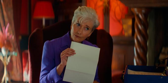 Emma Thompson spielt die Rolle der Lydia Harbottle in GLENNKILL: EIN SCHAFSKRIMI von Amazon MGM Studios. Bildnachweis: Alex Bailey  © 2026 Amazon Content Services LLC. Alle Rechte vorbehalten.