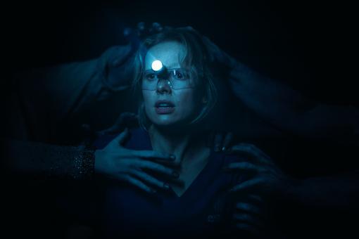 Gemma (Amelia Eve) in ScreenGems' INSIDIOUS: OUT OF THE FURTHER. © 2026 Sony Pictures Filmverleih GmbH