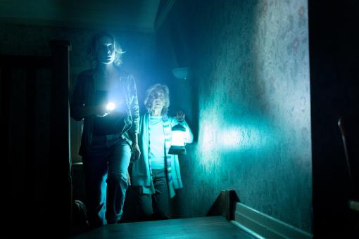 Gemma (Amelia Eve) und Elisa Rainier (Lin Shaye) in ScreenGems' INSIDIOUS: OUT OF THE FURTHER. © 2026 Sony Pictures Filmverleih GmbH