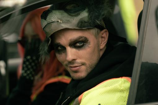 Nicholas Hoult als Ryan in HOW TO ROB A BANK von Amazon MGM Studios. Bildnachweis: Megan Schoenbachler   © 2026 Amazon Content Services LLC. Alle Rechte vorbehalten.
