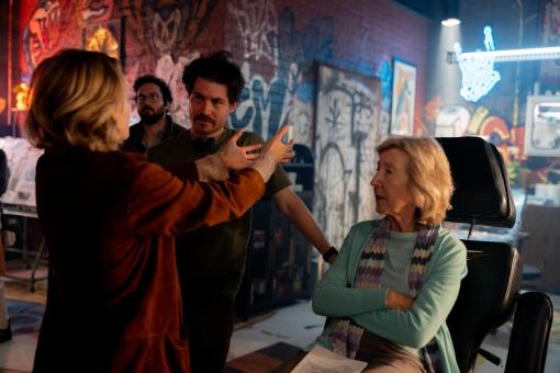 Amelia Eve, Regisseur Jacob Chase und Lin Shaye am Set von INSIDIOUS: OUT OF THE FURTHER von Screen Gems. © 2026 Sony Pictures Filmverleih GmbH