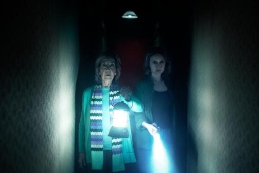 Elise Rainier (Lin Shaye) und Gemma (Amelia Eve) in ScreenGems INSIDIOUS: OUT OF THE FURTHER. © 2026 Sony Pictures Filmverleih GmbH