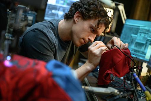 Peter Parker (Tom Holland) arbeitet an seinem Anzug in SPIDER-MAN: BRAND NEW DAY  ©2026 CTMG. All Rights Reserved. MARVEL and all related character names: © & ™ 2026 MARVEL.