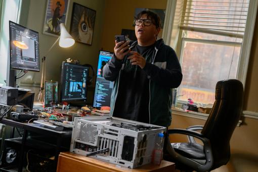 Ned (Jacob Batalon) arbeitet an seinem Spidey Tracker in SPIDER-MAN: BRAND NEW DAY  ©2025 CTMG. All Rights Reserved. MARVEL and all related character names: © & ™ 2025 MARVEL.