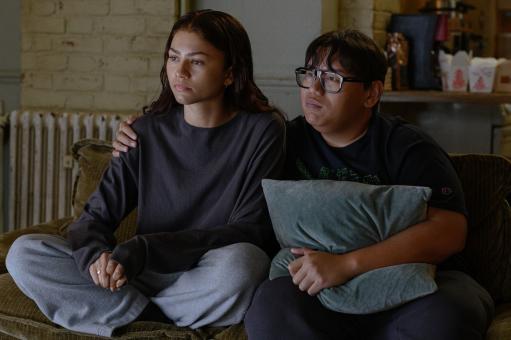 MJ (Zendaya) und Ned (Jacob Batalon) schauen die Nachrichten in Sony Pictures' SPIDER-MAN™: BRAND NEW DAY    Foto: Jay Maidment  ©2025 CTMG. All Rights Reserved. MARVEL and all related character names: © & ™ 2025 MARVEL.