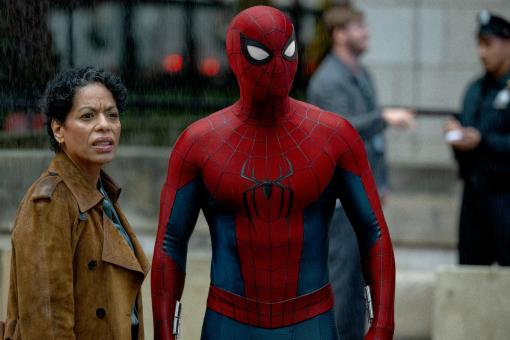 Jean DeWolff (Liza Colón-Zayas, links) spricht mit Spider-Man in Sony Pictures' SPIDER-MAN™: BRAND NEW DAY    Foto: Jay Maidment  ©2025 CTMG. All Rights Reserved. MARVEL and all related character names: © & ™ 2025 MARVEL.