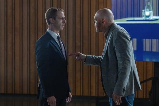 Mark Zuckerberg (Jeremy Strong) und Charlie Garrity (Bill Burr) in Sony Pictures' THE SOCIAL RECKONING  © 2026 CTMG, Inc. Alle Rechte vorbehalten.