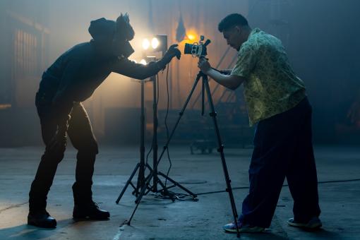 Nicholas Hoult als Ryan und Rhenzy Feliz als Hugo in HOW TO ROB A BANK von Amazon MGM Studios. Bildnachweis: Megan Schoenbachler   © 2026 Amazon Content Services LLC. Alle Rechte vorbehalten.