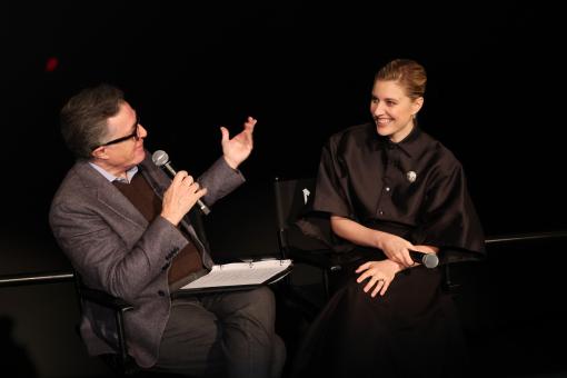NEW YORK, NEW YORK – 13. OKTOBER: Stephen Colbert & Greta Gerwig auf der Bühne beim exklusiven IMAX-Event zu DAS WUNDER VON NARNIA von Netflix im AMC Lincoln Square 13 am 13. Oktober 2026 in New York City. (Foto: Kevin Mazur/Getty Images for Netflix)  © 2026 Kevin Mazur